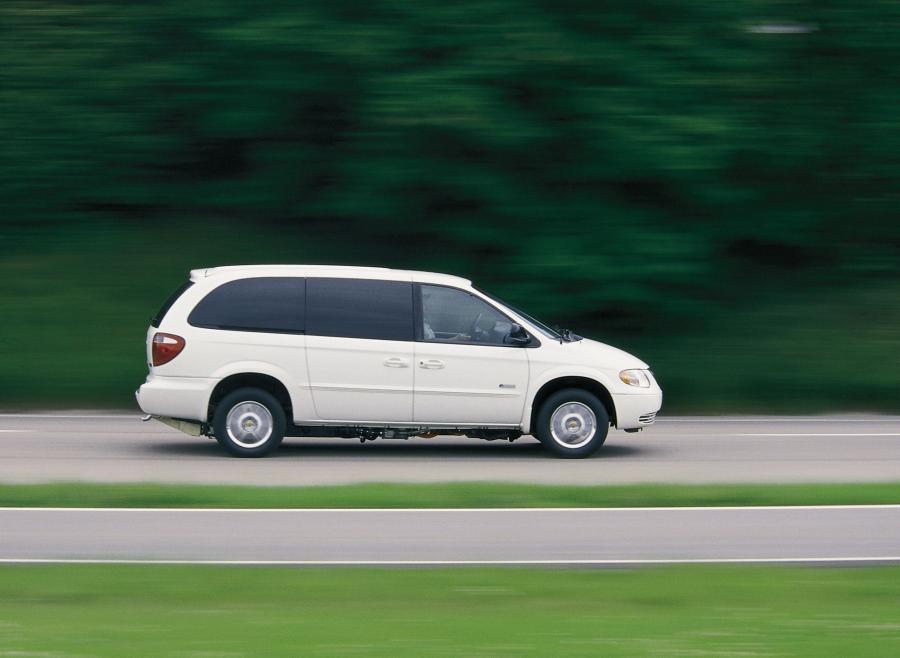  Chrysler Town & Country 2001 года  (фото 13 из 18)